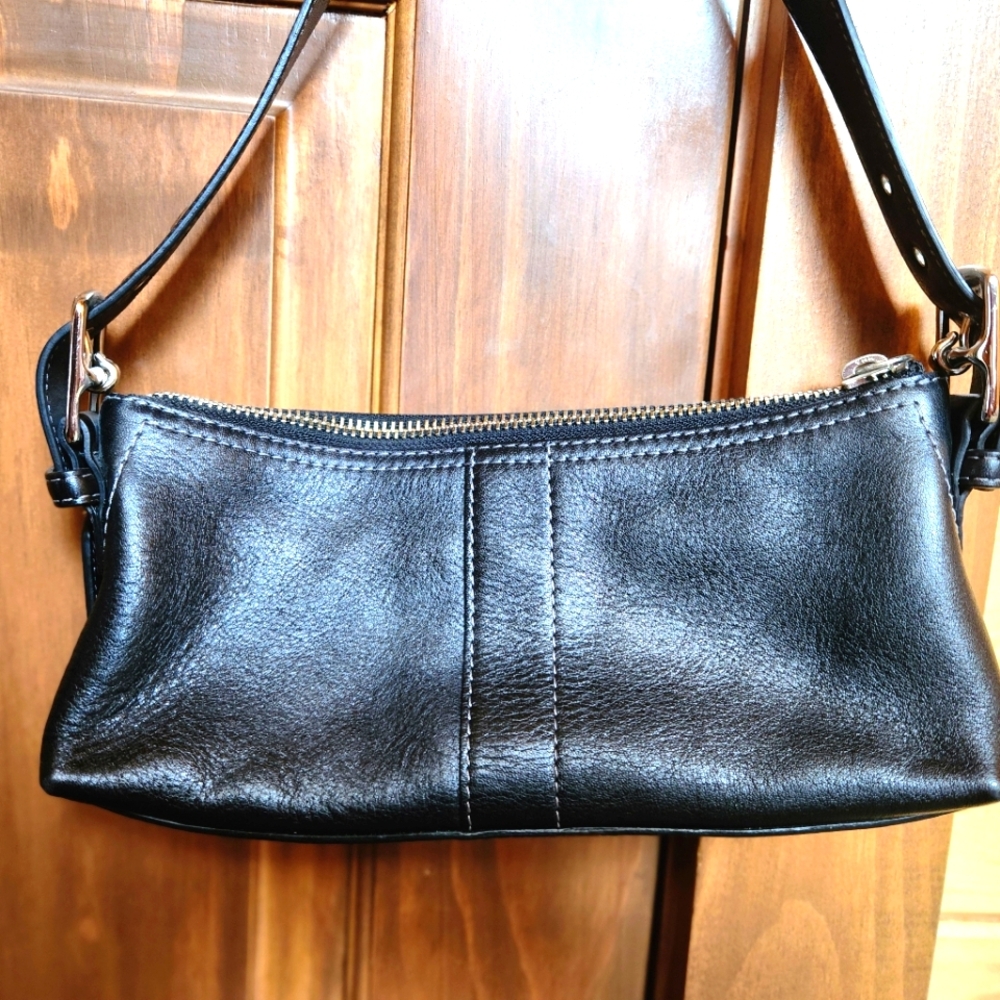 Coach EUC small blk leather purse.E04-S-7461. blk leather baguette.